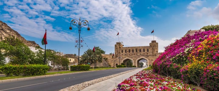 مسقط تفتح أبوابها لوظائف جديدة اليوم.. توسّع في القطاعين الحكومي والخاص وفرص قوية للمعلمين